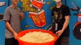 Viral! Bioskop di Vietnam Bagikan Popcorn Gratis, Pengunjung Datang Bawa Baskom, Rice Cooker Hingga Ember