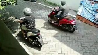 Aksi Pencurian Motor di Kota Surabaya Terekam CCTV Warga