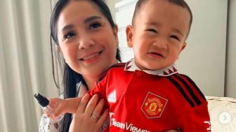 Bikin Gemes, Cipung Pakai Jersey MU Sambil Berenang Jadi Sorotan Netizen Hingga Kritikan