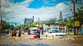 Pemkot Surabaya salurkan dana bantuan Rp 250 Juta untuk Bangun Rumah Korban Banjir Trenggalek