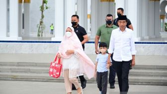 Jokowi ajak Jan Ethes salat duha di Masjid Raya Sheikh Zayed Surakarta