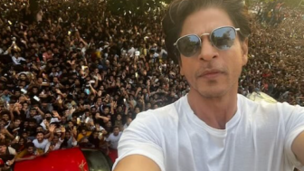 Shah Rukh Khan Dibully Karena Cuekin Fans Wanita di Bandara