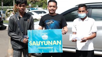 Salut, Persib Berikan Bantuan kepada Bobotoh yang Terkena Musibah