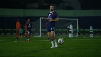 Klok Kembali Absen Latihan Persib Karena Sakit