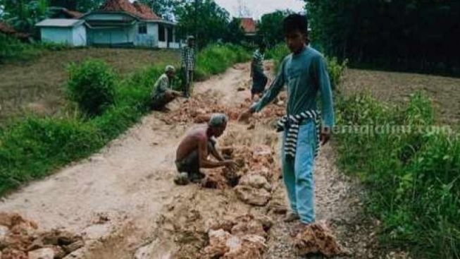 Warga Sampang Iuran Perbaiki Jalan Raya Rusak Parah, Pemerintahnya ke Mana?