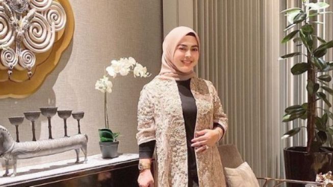 Aisyahrani Tampil Glamor Bawa Tas Mahal Selangit