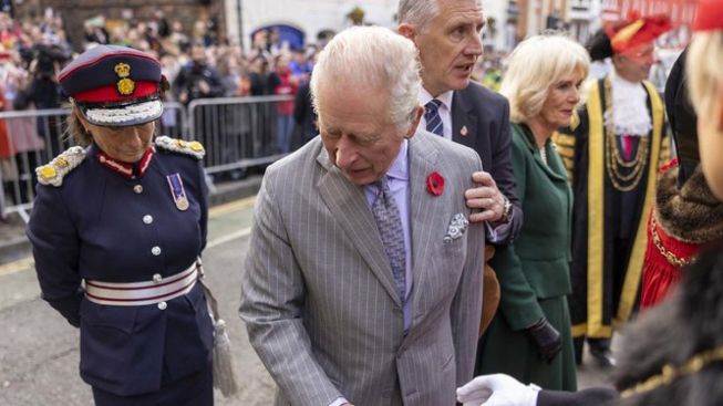 Kunjungan Ke Kota York Inggris, Raja Charles III Dilempari Telur