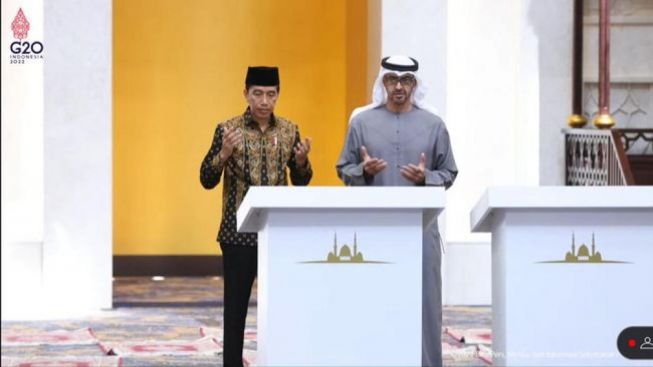 Jokowi dan Presiden UEA Resmikan Masjid Sheikh Zayed Solo, Bendera-Bendera Kecil di Kibarkan