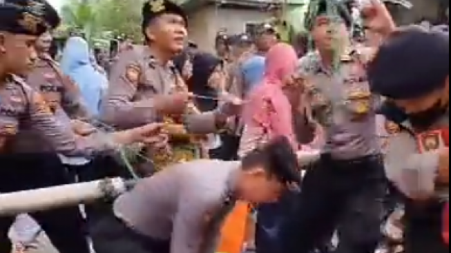 Viral! Lantunan Tahlil dan Jerit Tangis Anak-anak Tak Hentikan Polisi Bubarkan Aksi Damai Warga Dusun Pematang Besaro