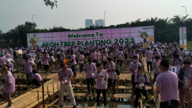 Keren! 300 Relawan AEON Tanam 3000 Pohon Bakau di Kawasan Pesisir Jakarta Utara