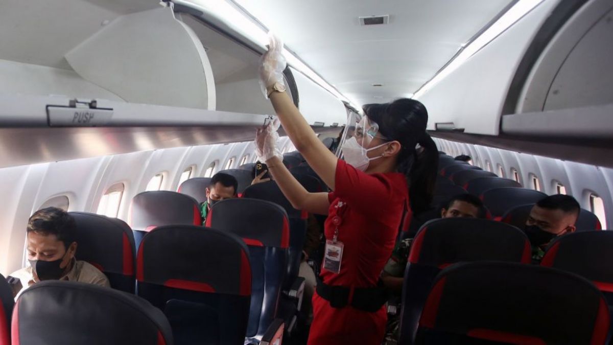 Kru pesawat merapikan barang bawaan penumpang untuk penerbangan komersil perdana menuju Purbalingga di Bandara Pondok Cabe, Tangerang Selatan, Banten, Jumat (5/8/2022). ANTARA FOTO/Muhammad Iqbal [Suara]