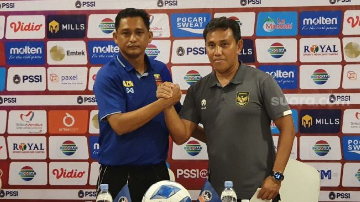 Pelatih timnas Indonesia U-16 Bima Sakti kanan dan pelatih Timnas Myanmar U-16 Aung Zaw Myo kiri [Suara]