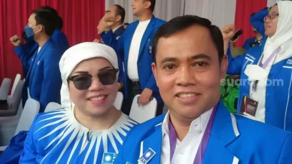 Haji Faisal bersama Istri memakai Jaket PAN [suara.com/Rena Pangesti]