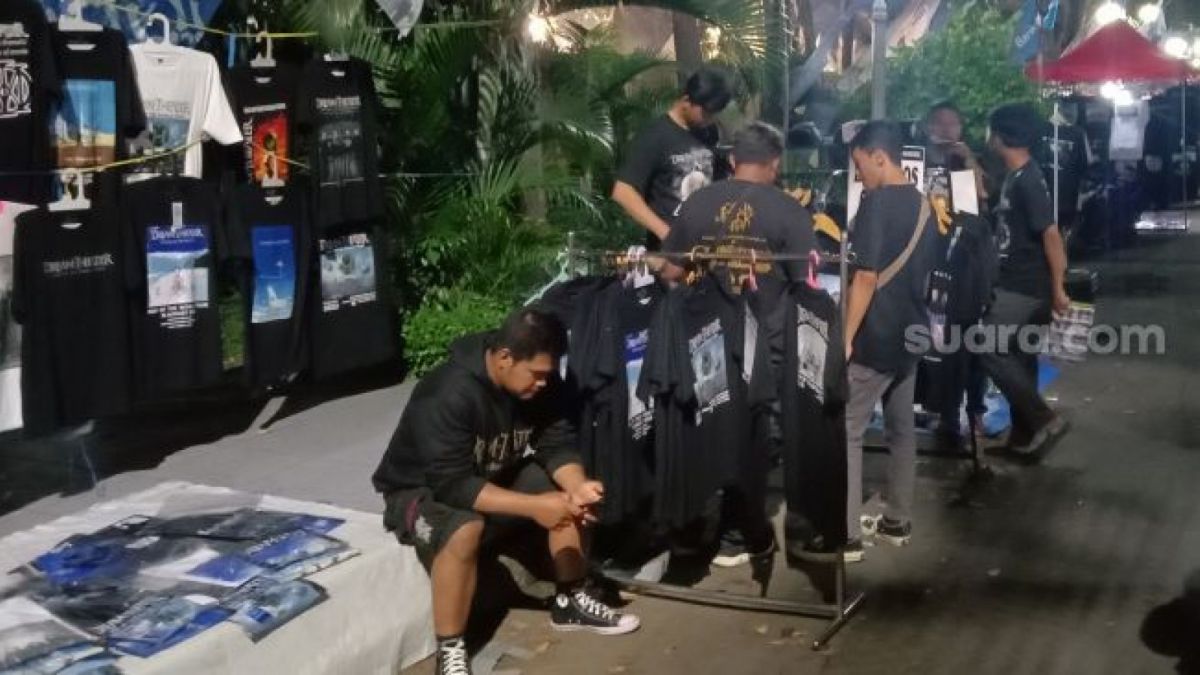 Pedagang merchandise di konser Dream Theater di halaman Stadion Manahan Solo. [Suara.com Ari Welianto] [Suara]