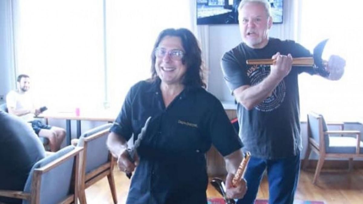 Personel Dream Theater saat menunjukkan keris hadiah dari Wali Kota Solo Gibran Rakabuming Raka. [Suara.com Dok Rajawali Indonesia] [Suara]