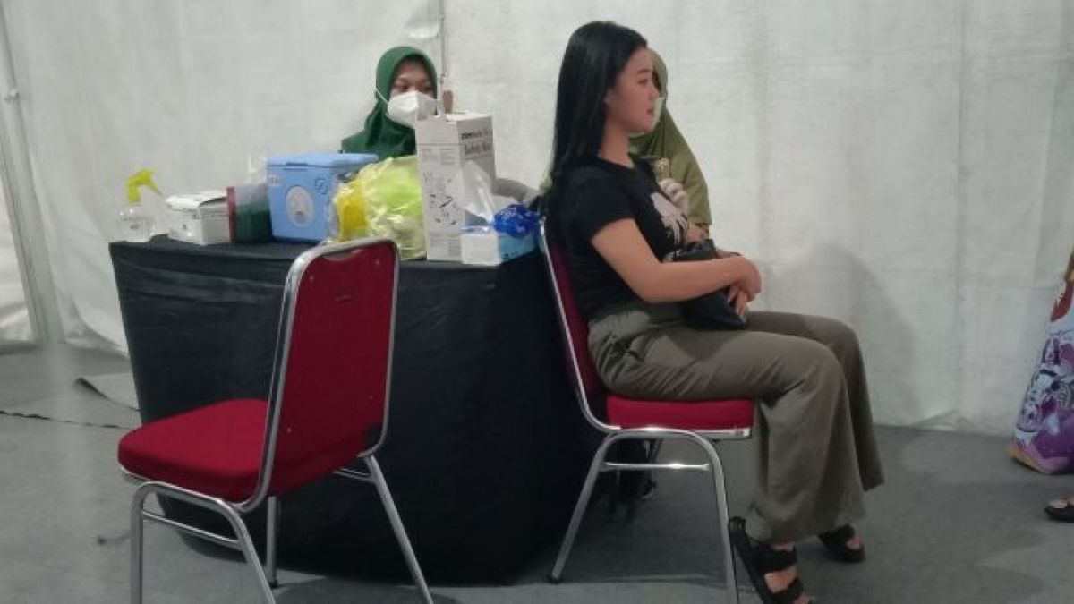 Salah satu penonton konser Dream Theater yang sedang di vaksin. (Suara.com Ari Welianto) [Suara]