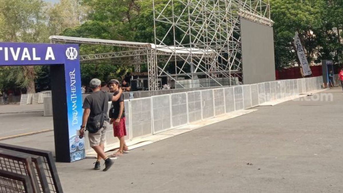 Suasana lokasi Area Parkir A dan B Stadion Manahan Solo yang akan dipakai untuk konser Dream Theater. (Suara.com Ari Welianto) [Suara]