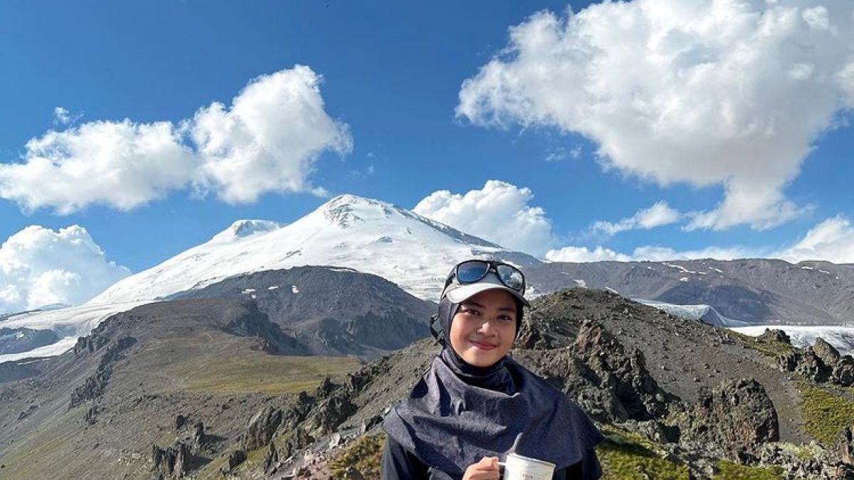 Khansa Syahla dari ketinggian 3.100 mdpl ini kita sudah bisa melihat 2 puncak elbrus yang tampak gagah, east summit dan west summit. [Instagram]