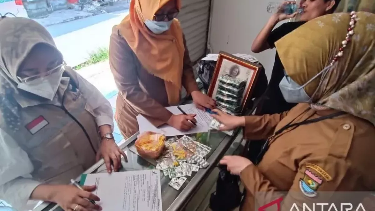 Dinas Kesehatan Kabupaten Tangerang sedang memeriksa obat-obatan. [Antara]