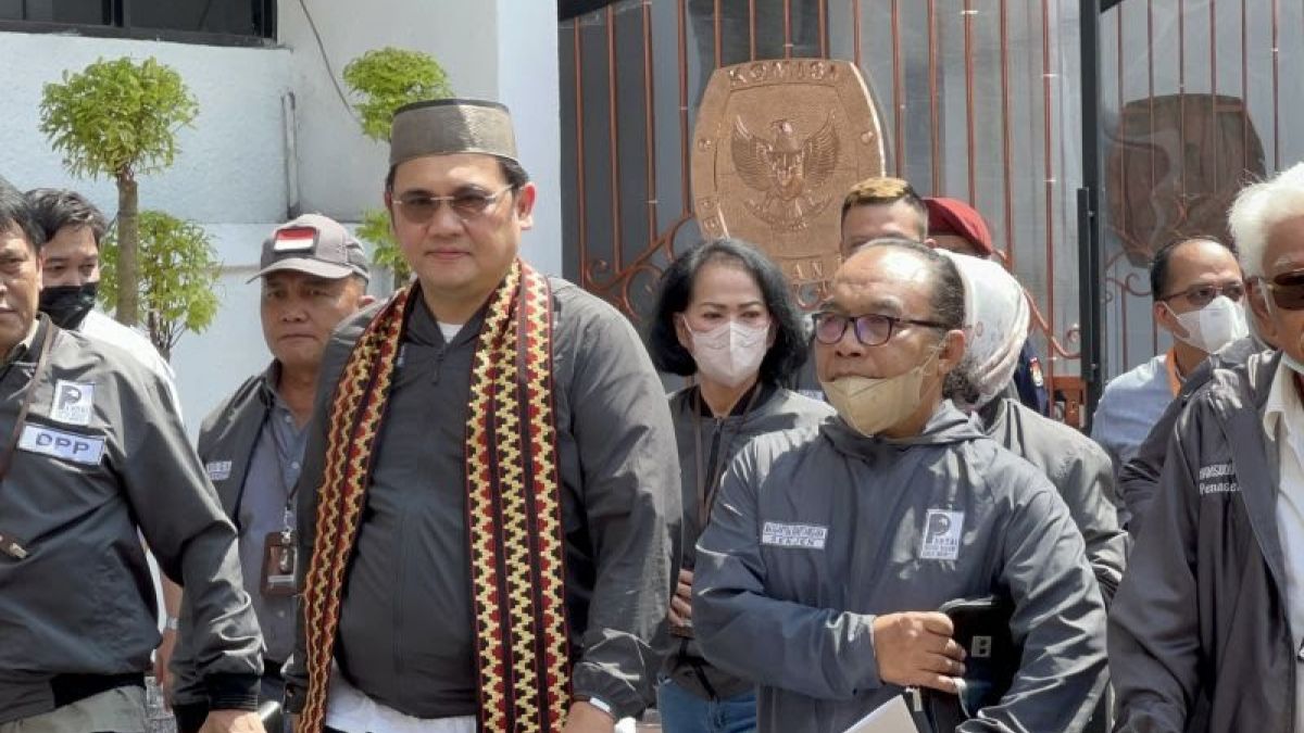 Farhat Abbas di kantor Komisi Pemilihan Umum (KPU) untuk mendaftarkan partainya menjadi partai politik peserta Pemilu 2024. [Antara]