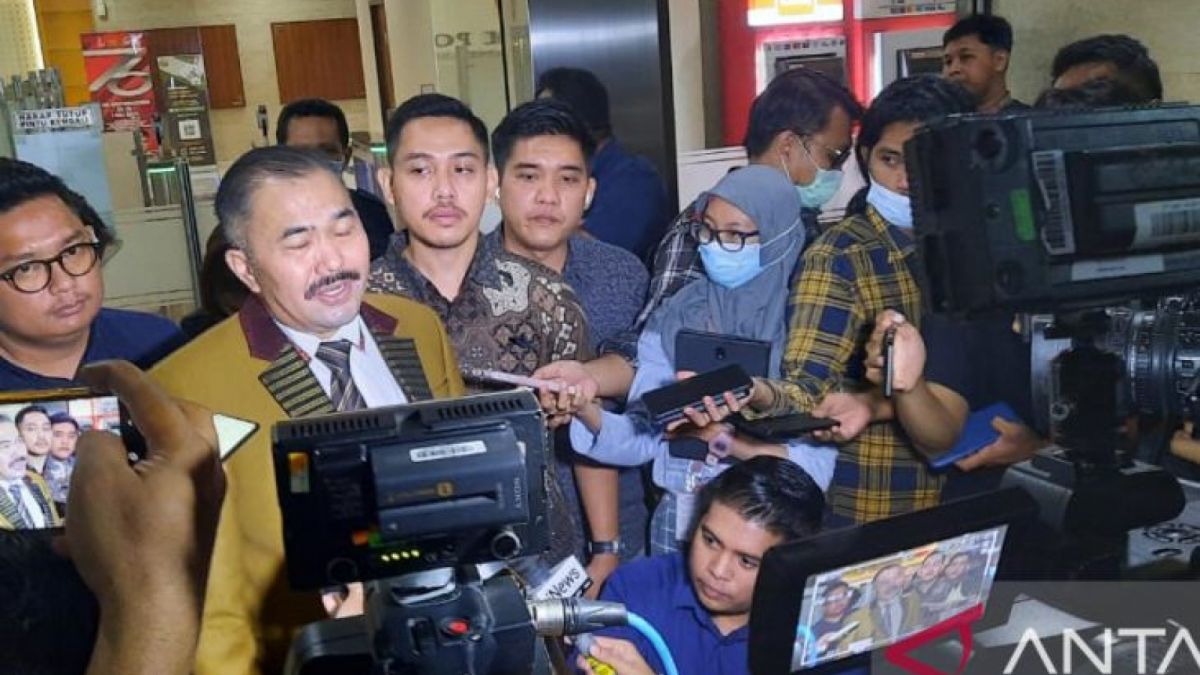 Tim kuasa hukum keluarga Brigadir Yosua, Kamaruddin Simanjuntak memberikan keterangan kepada wartawan usai menyerahkan surat permohonan kepada Bareskrim Polri, Jakarta, Selasa (2/8/2022). [(ANTARA/Laily Rahmawaty)]
