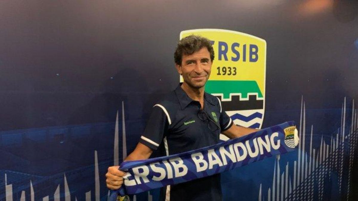 Pelatih Persib Bandung, Luis Milla saat konferensi pers di Graha Persib, Bandung, Jawa Barat, Senin (22 Agustus 2022) [Instagram]