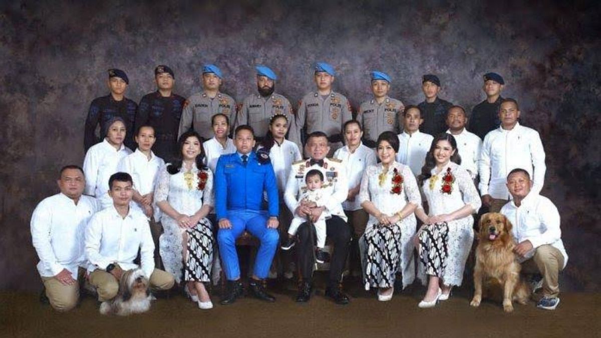 Irhen Ferdy Sambo bersama keluarga dan ajudan-ajudannya. [Instagram]