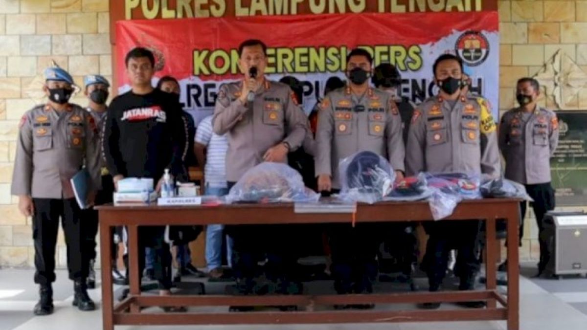 Kapolres Lampung Tengah, AKBP Doffie Fahlevi Sanjaya, didampingi Kabid Humas Polda Lampung, Kombes Pol Zahwani Pandra Arsyad, menggelar Konferensi Pers di Polres Lampung Tengah, Senin (5/9). [Suara]