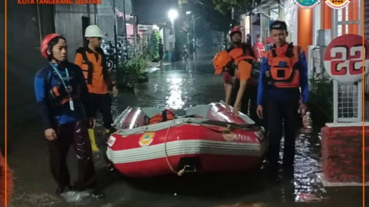 BPBD Kota Tangsel melakukan tinjauan dan evakuasi daerah terdampak banjir. [Instagram]