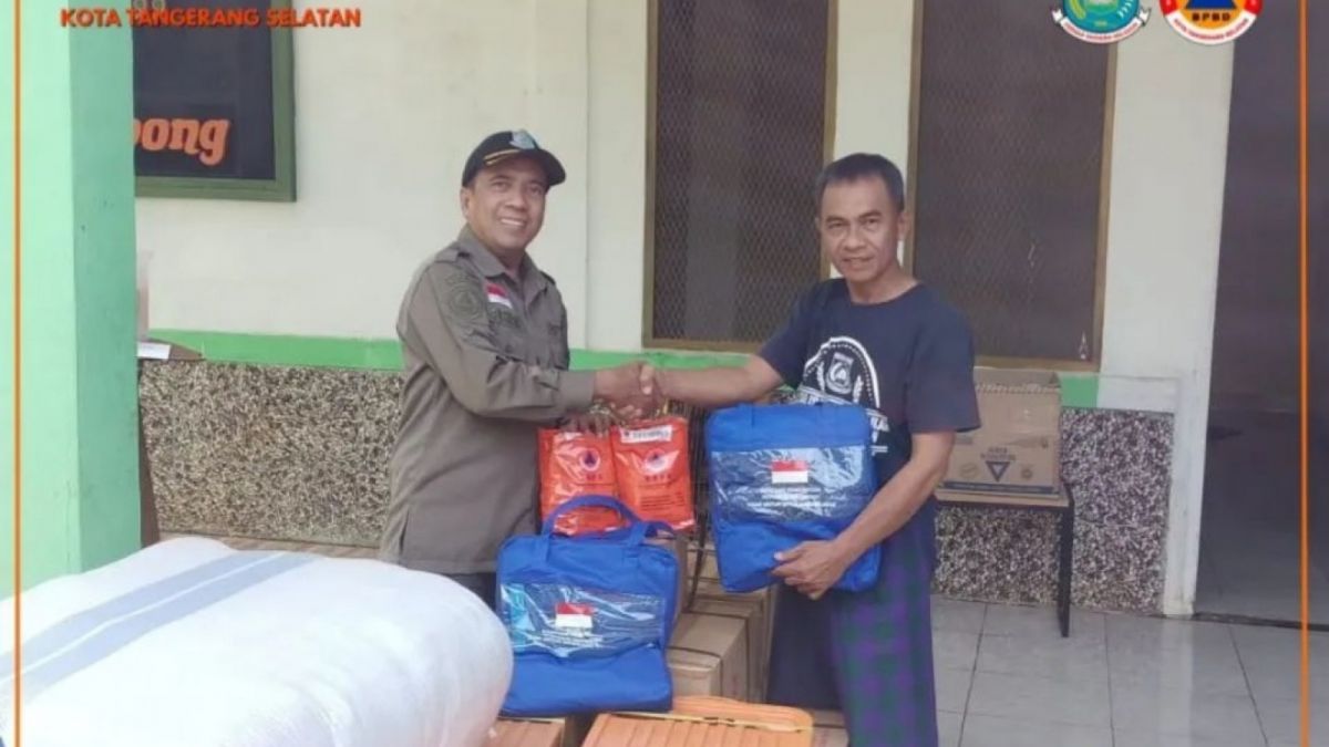 BPBD Kota Tangsel memberikan bantuan listrik kepada warga terdampak banjir di Graha Mas Serpong [Instagram]