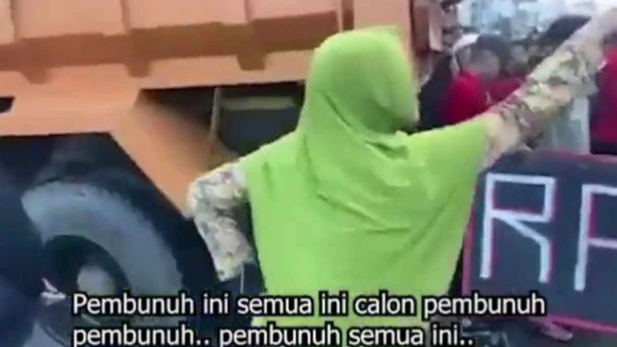 Tangkapan layar video Whana, Dokter RSAD berteriak ke mahasiswa yang sedang unjuk rasa. [Twitter]