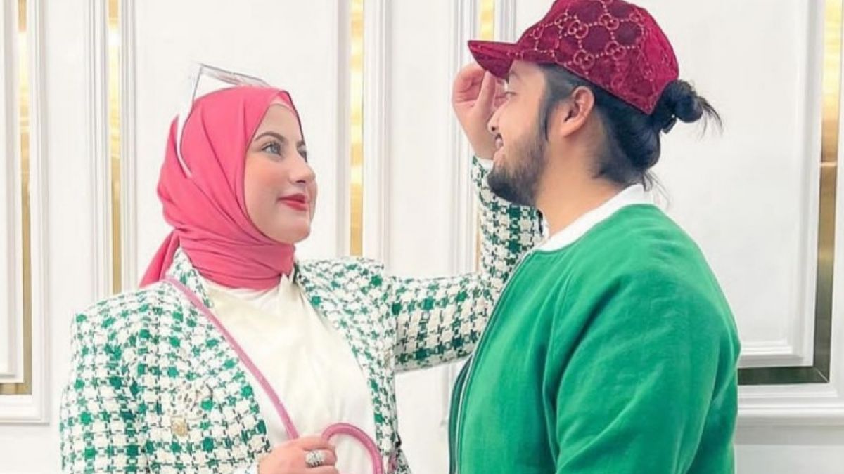 Tasyi Athasyia and her husband, Sheikh Zaki Alatas. [Instagram]