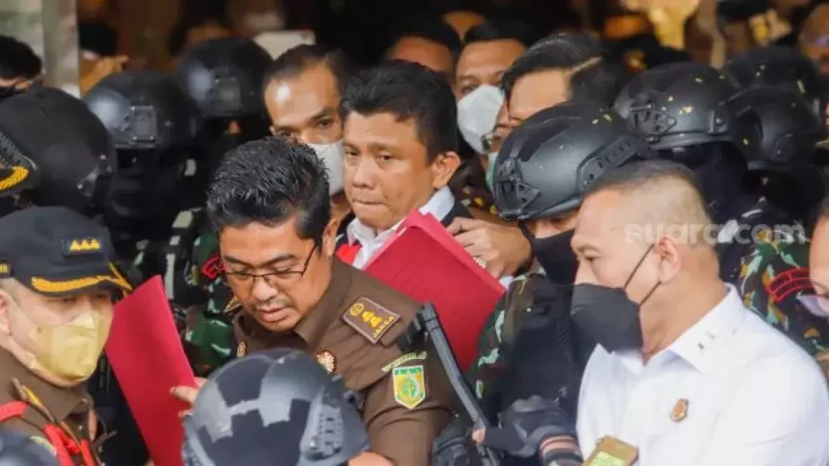 Mantan Kadiv Propam Polri Ferdy Sambo (tengah) dikawal petugas menuju kendaraan taktis saat proses pelimpahan berkas perkara tahap dua kasus pembunuhan Brigadir J di Gedung Kejaksaan Agung, Jakarta Se [[Suara.com/Alfian Winanto]]