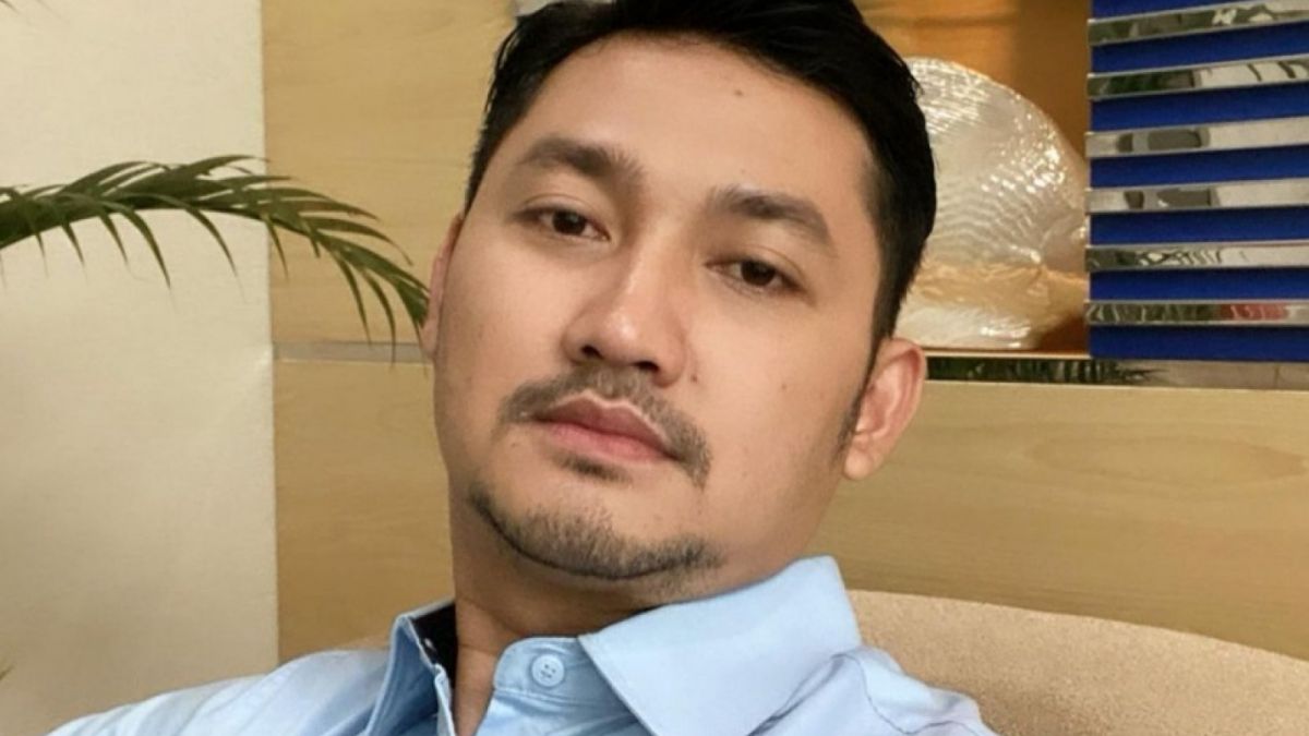 Angga Wijaya, dalam foto yang tertulis Karyawan Biasa [Instagram]