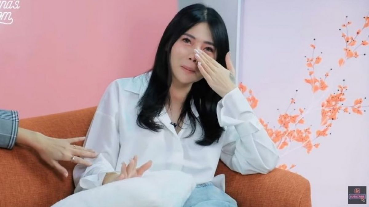 Wendy Walters menangis saat menjadi bintang tamu di podcast Luna Maya yang diunggah Sabtu (8/10/2022) malam. [Suara.com]
