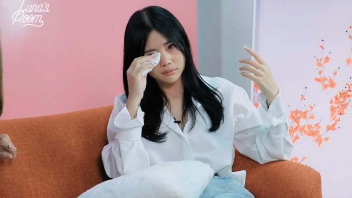 Wendy Walters menangis saat menjadi bintang tamu di podcast Luna Maya yang diunggah Sabtu (8/10/2022) malam.