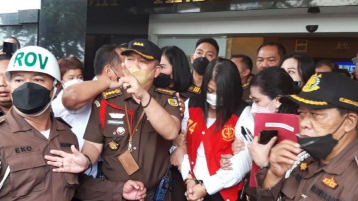 Putri Candrawathi salah seorang tersangka kasus dugaan pembunuhan Brigadir J dihadirkan oleh Jampidum di Kejaksaan Agung, Jakarta, Rabu. ANTARA/Muhammad Zulfikar Harahap