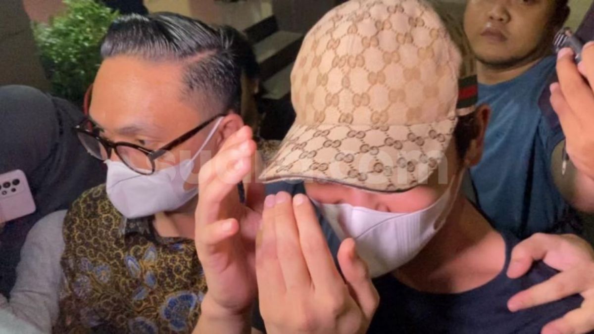 Rizky Billar usai wajib lapor di Polres Jakarta Selatan, Senin (17/10/2022). [Suara.com/Adiyoga Priyambodo]