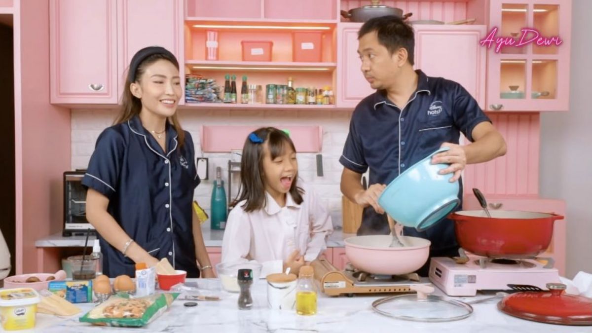 Diterpa Isu perselingkuhan, Ayu Dewi dan Regi Datau Malah Makin Kompak Bikin Konten Masak Bareng Anak (Dok: YouTube/Ayu Dewi)
