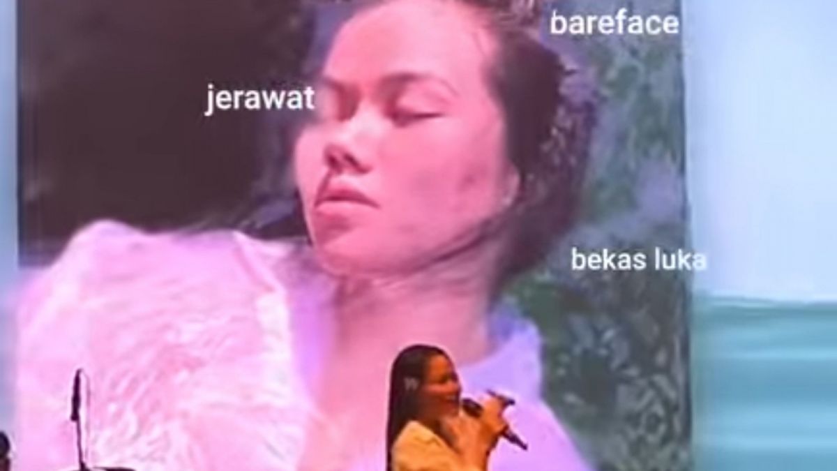 Yura Yunita memperlihatkan cover album Tutur Batin di atas panggung [Instagram]