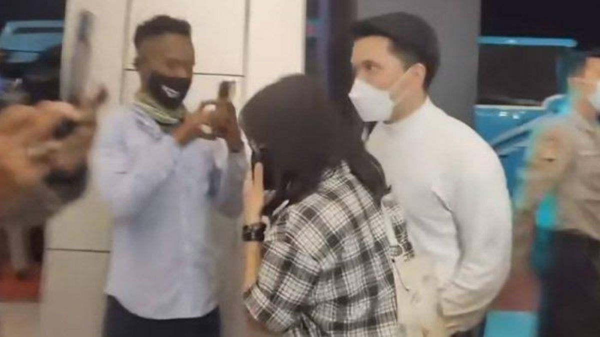 Thariq dan Fuji bergandengan di Bandara [Instagram]