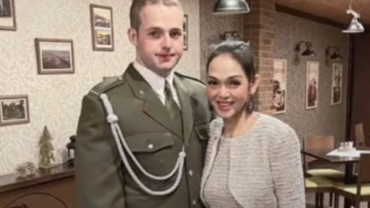 Bunda Corla bersama Pria Berseragam, sehingga dijuluki Ibu Persit Luar Negeri [Tangkapan Layar Tiktok (YantiAgustjik)]