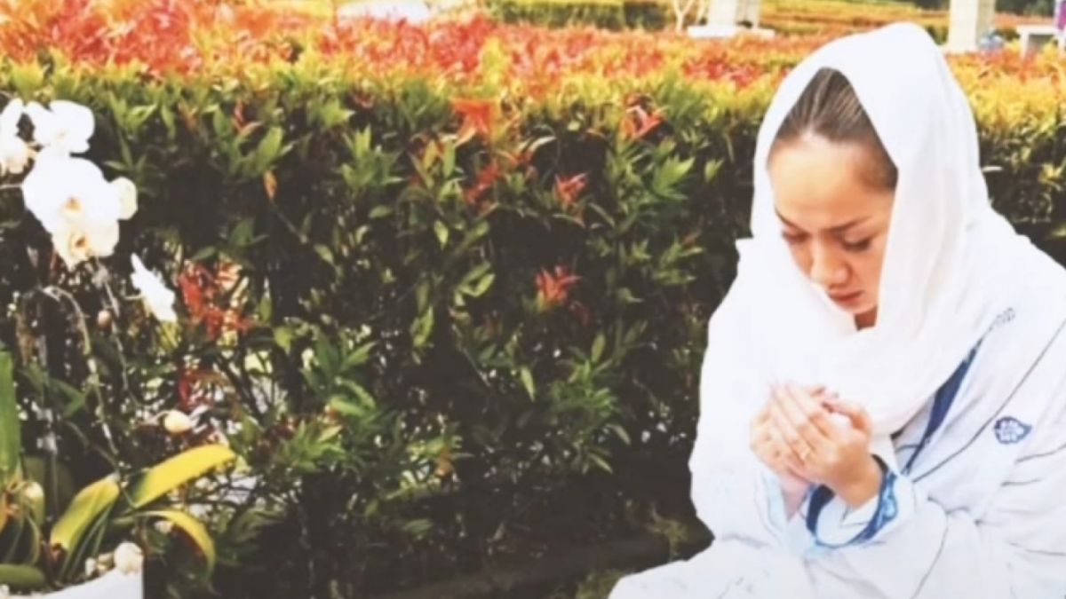 BCL mengunjungi makam Ashraf Sinclair [Instagram]