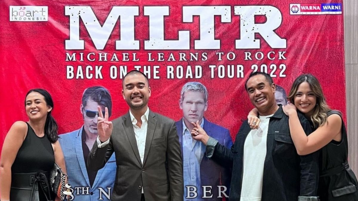 Nia Ramadhani dan ardi Bakrie bersama kakak-kakaknya menonton konser MLTR di Kokasa [Instagram]