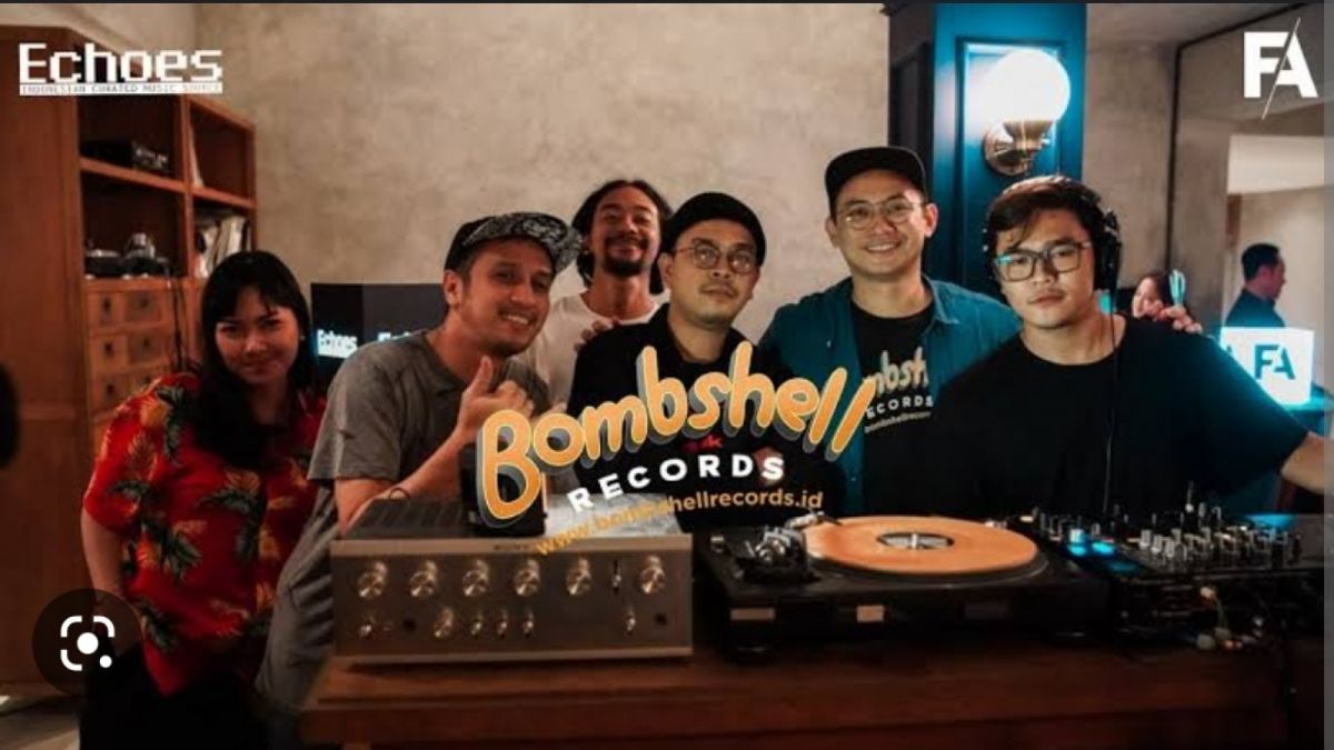 Tiko Aryawardhana berkemeja biru tosca dalam Youtube Bombshell Records [Youtube]