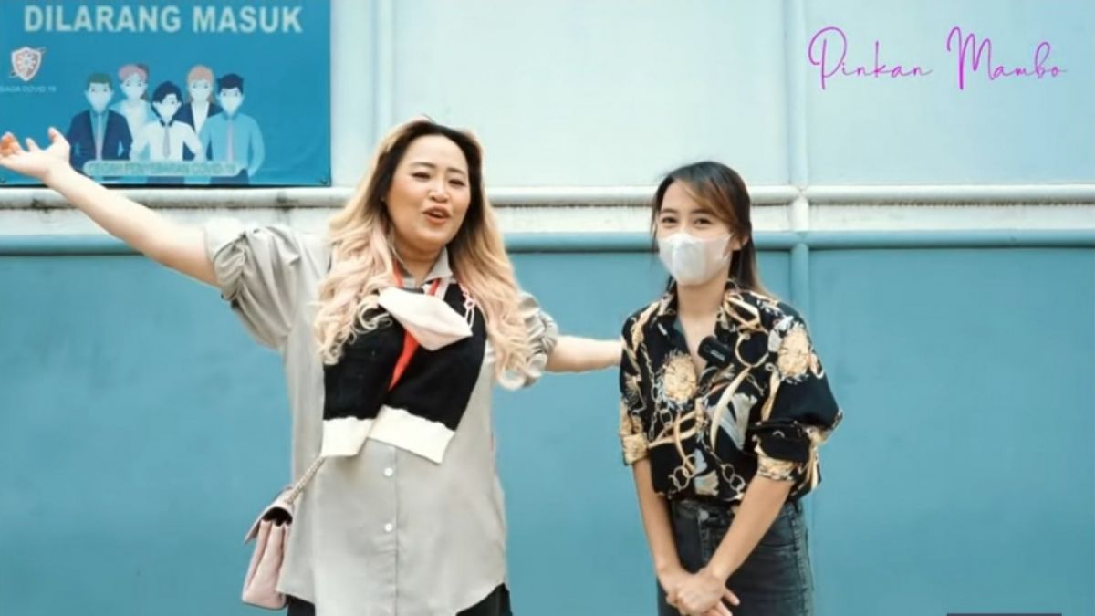 Pinkan Mambo memperkenalkan sekretarisnya dan pabrik meja kantor yang di klaim miliknya [Youtube]