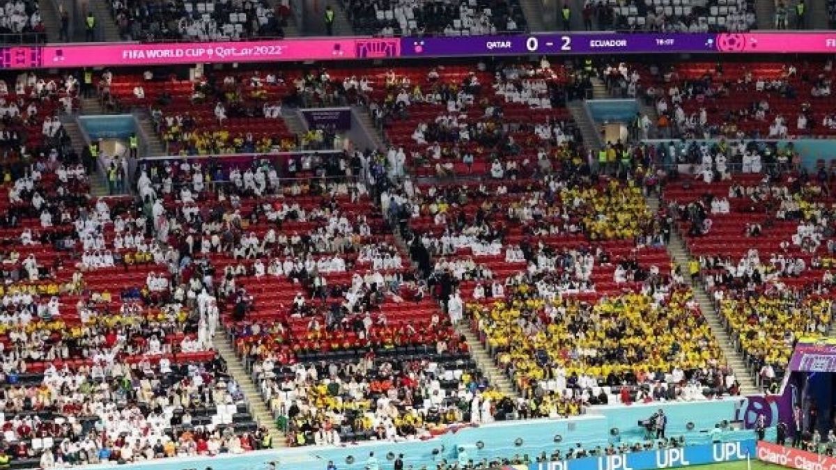 Kursi Stadion Al Bayt terlihat kosong. (AFP)