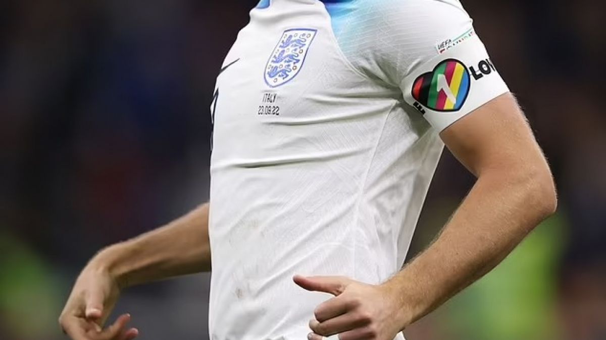 pemain inggris mengenakan ban kapten dengan logo One Love. (AFP)