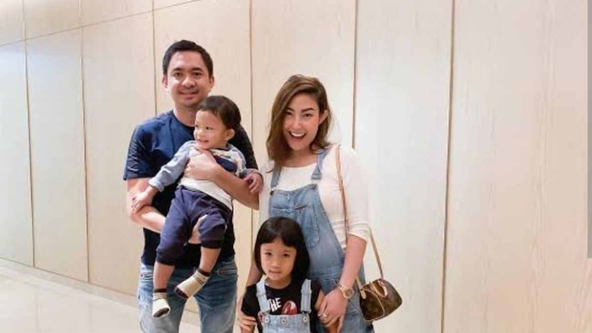 Potret Ayu Dewi ketika hamil anak ketiga, bersama Regi Datau dan buah hati yang lain [Instagram]