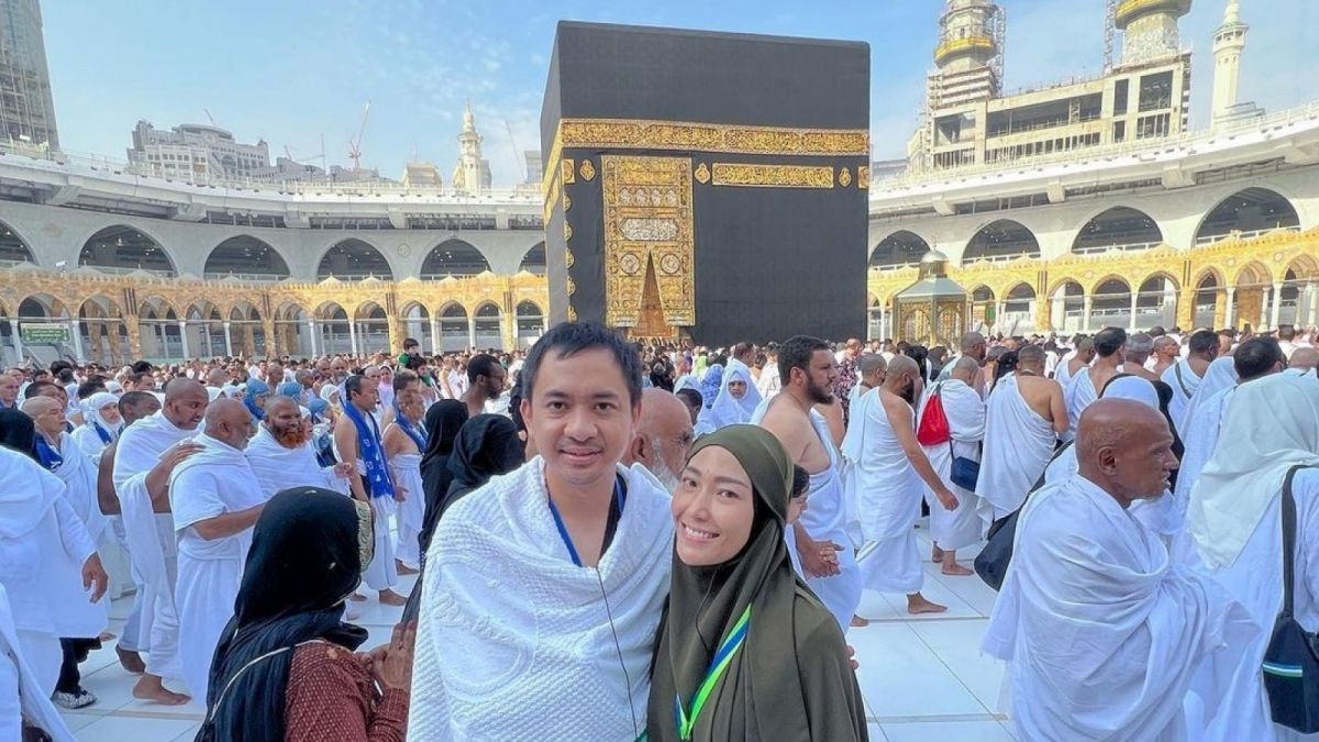 Ayu Dewi dan Regi Datau ketika Umroh [Instagram]